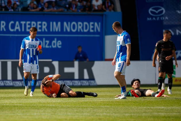 Schiedsrichter Bastian Dankert liegt nach Zusammenprall mit Shuto Machino (Gladbach) amBoden; GER, FC Hansa Rostock vs. Borussia Mönchengladbach, Fußball, Männer, Testspiel, Spielzeit 2026 2027, 01.08.2026 Rostock Ostseestadion Mecklenburg - Vorpommern Deutschland *** Referee Bastian Dankert is on the ground after a collision with Shuto Machino of Gladbach, GER, FC Hansa Rostock vs. Borussia Mönchengladbach, Soccer, Men, Friendly Match, 2026–2027 Season, August 1, 2026, Rostock Ostseestadion, Mecklenburg-Western Pomerania, Germany