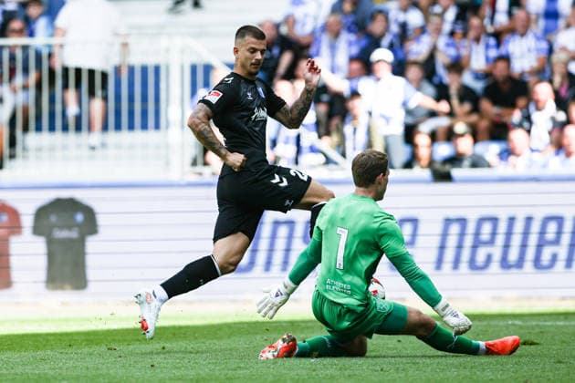 Mateusz Zukowski (1. FC Magdeburg,22) gegen Goalkeeper Mads Hermansen (West Ham United) - 2. Fußball Bundesliga Saison 2026-2027 Testspiel Sommervorbereitung 1. FC Magdeburg vs West Ham United in der Avnet Arena in Magdeburg - Aktion,Fußball,Mann,Männer,Deutschland,01.08.2026 *** Mateusz Zukowski, 1. FC Magdeburg, 22, against goalkeeper Mads Hermansen, West Ham United, 2, Bundesliga, 2026–2027 season, preseason friendly, 1. FC Magdeburg vs. West Ham United at the Avnet Arena in Magdeburg, action, soccer, man,Men, Germany, August 1, 2026