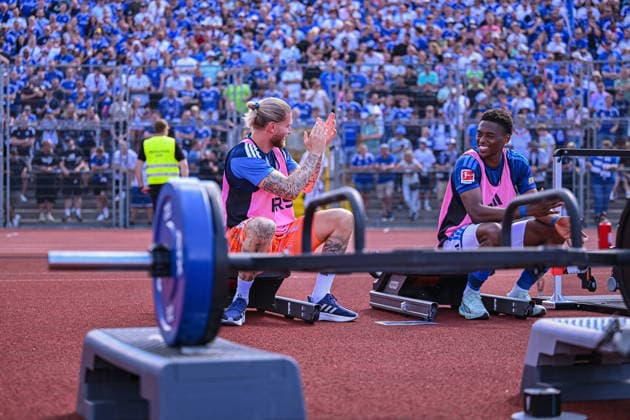 01.08.2026, Fussball, Saison 2026 2027, Testspiel, KSV Hessen Kassel - FC Schalke 04, Torwart Loris Karius (FC Schalke 04) macht Krafttraining und wird von den Fans des FC Schalke 04 angefeuert. xRHR-FOTO YYx *** August 1, 2026, Soccer, 2026–2027 season, friendly match, KSV Hessen Kassel vs. FC Schalke 04, goalkeeper Loris Karius of FC Schalke 04 does strength training and is cheered on by FC Schalke 04 fans xRHR PHOTO YYx Copyright: KROEGER RHR-FOTOx RHR-FOTO YY