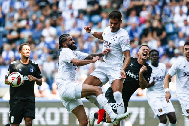 Mateusz Zukowski (1. FC Magdeburg,22) gegen Konstantinos Mavropanos (M.) und Kyle Walker Hermansen (West Ham United) - 2. Fußball Bundesliga Saison 2026-2027 Testspiel Sommervorbereitung 1. FC Magdeburg vs West Ham United in der Avnet Arena in Magdeburg - Aktion,Fußball,Mann,Männer,Deutschland,01.08.2026 *** Mateusz Zukowski (1. FC Magdeburg), 22, vs. Konstantinos Mavropanos (M) and Kyle Walker-Hermansen (West Ham United), 2026–2027 Bundesliga Season, Summer Friendly, 1. FC Magdeburg vs. West Ham United at the Avnet Arena in Magdeburg, Action,soccer, man, men, Germany, August 1, 2026