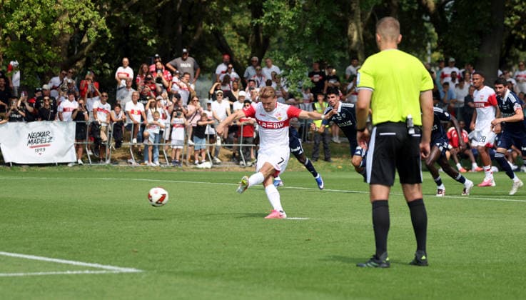 01.08.26 VfB Stuttgart - Paris FC Deutschland, Stuttgart, 01.08.2026, Fussball, Bundesliga, Saison 2026 2027, Testspiel, VfB Stuttgart - Paris FC: Maximilian Mittelstädt (VfB Stuttgart) verschiesst einen Elfmeter. *** August 1, 2026: VfB Stuttgart vs. Paris FC, Germany, Stuttgart, August 1, 2026, Soccer, Bundesliga, 2026–2027 Season, Friendly Match, VfB Stuttgart vs. Paris FC, Maximilian Mittelstädt, VfB Stuttgart misses a penalty kick