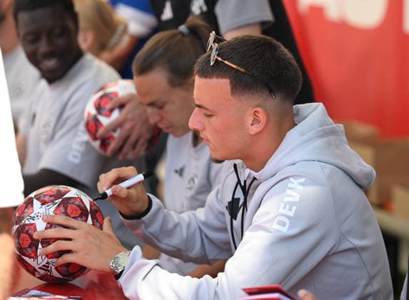 01.08.2026, xophax, Fussball 1.Bundesliga, 1.FC Koeln Saisoneröffnung beim 1.FC Köln am Rhein Energie Stadion. Schlange stehen für ein Autogramm von Said El Mala. Said El Mala Köln *** August 1, 2026, xophax, Soccer, Bundesliga 1, 1. FC Köln Season opener for 1. FC Köln at the Rhein Energie Stadium; people are lining up for an autograph from Said El Mala Said El Mala Cologne