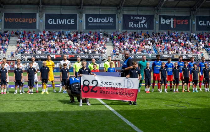 GLIWICE 01.08.2026 MECZ 2 KOLEJKA PKO EKSTRAKLASA SEZON 2026 2027 -- POLISH FOOTBALL FIRST LEAGUE MATCH: PIAST GLIWICE - WISLA KRAKOW NZ 82 ROCZNICA POWSTANIA WARSZAWSKIEGO TRANSPARENT PRZED MECZEM FOT. JACEK STANISLAWEK 400mm.pl NEWSPIX.PL --- newspix.pl POLAND OUT! 