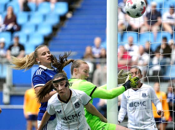 Foto : Jonna WREDE (HSV) gegen Clare Wheeler ( Everton ) und Torhüterin Courtney Brosnan HSV Saisoneröffnung am Sa. 01.08.2026 Fussball Testspiel der Damen Hamburger SV - FC Everton *** Photo: Jonna WREDE (HSV) vs. Clare Wheeler (Everton) and goalkeeper Courtney Brosnan (HSV) Season opener on Sat, Aug. 1, 2026 Women s soccer friendly match: Hamburger SV vs. Everton FC