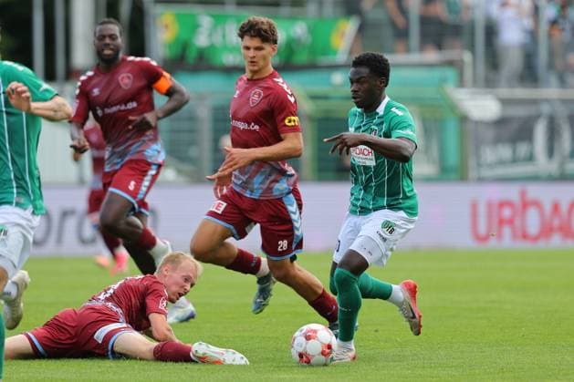 01.08.26, GER, Regionalliga Nord, Fussball, 1. Spieltag, Saison 2026 2027, Dietmar-Scholze-Stadion an der Lohmuehle, VfB Luebeck vs SC Weiche Flensburg Emmanuel Appiah (VfB Luebeck 18) im Laufduell mit Theo Behrmann (SC Weiche Flensburg 08 28) am Boden Torben Marten (SC Weiche Flensburg 08 03) Foto nordphoto GmbH Tauchnitz Luebeck Dietmar-Scholze-Stadion an der Lohmuehle SH Germany *** August 26, 2026, GER, Regionalliga Nord, Soccer, Matchday 1, 2026–2027 Season, Dietmar Scholze Stadium an der Lohmuehle, VfB Lübeck vs. SC Weiche Flensburg Emmanuel Appiah (VfB Lübeck 18) in a footrace with Theo Behrmann (SC Weiche Flensburg 08 28) on the ground; Torben Marten (SC Weiche Flensburg 08 03). Photo: nordphoto GmbH, Tauchnitz, Lübeck, Dietmar Scholze Stadium an der Lohmuehle, SH, Germany Copyright: xnordphotoxGmbHx xTauchnitzx