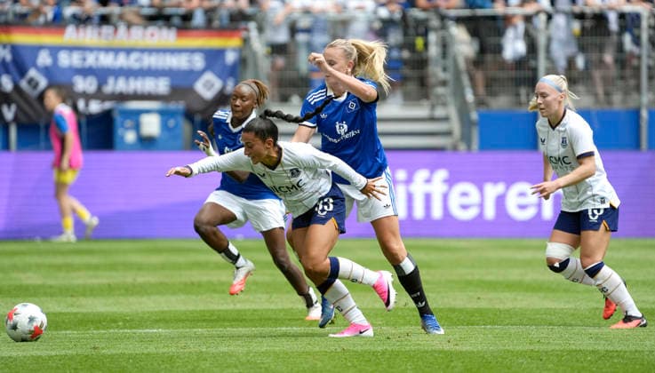 Foto : Maz Pacheco ( Everton ) gegen Nikola KARCZEWSKA (HSV) und hinten Magou DOUCOURE (HSV) HSV Saisoneröffnung am Sa. 01.08.2026 Fussball Testspiel der Damen Hamburger SV - FC Everton *** Photo: Maz Pacheco, Everton vs. Nikola KARCZEWSKA (HSV), with Magou DOUCOURE (HSV) in the background. HSV Season Opener on Sat, Aug. 1, 2026. Women s soccer friendly match: Hamburger SV vs. Everton FC