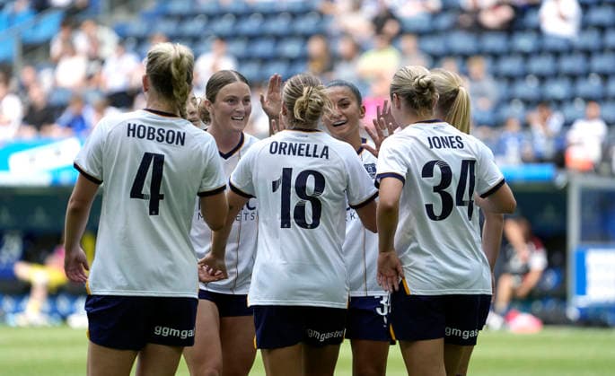 Foto : Torjubel bei den Damen des FC Everton nach dem 0-1 von Ornella VIGNOLA (18) HSV Saisoneröffnung am Sa. 01.08.2026 Fussball Testspiel der Damen Hamburger SV - FC Everton *** Photo: Everton FC women s team celebrating a goal after Ornella VIGNOLA s 0-1 strike. HSV season opener on Sat, Aug. 1, 2026. Women s soccer friendly between Hamburger SV and Everton FC.