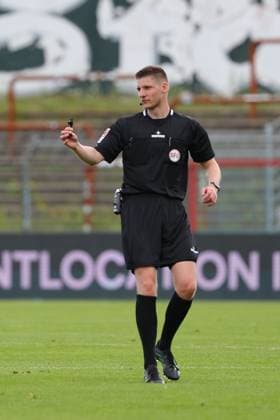 01.08.26, GER, Regionalliga Nord, Fussball, 1. Spieltag, Saison 2026 2027, Dietmar-Scholze-Stadion an der Lohmuehle, VfB Luebeck vs SC Weiche Flensburg Einzelaktion Aktion Ganze Figur Einzeln Freisteller Schiedsrichter Kevin Behrens Foto nordphoto GmbH Tauchnitz Luebeck Dietmar-Scholze-Stadion an der Lohmuehle SH Germany *** August 26, 2026, GER, Regionalliga Nord, Soccer, Matchday 1, 2026–2027 Season, Dietmar Scholze Stadium at the Lohmühle, VfB Lübeck vs. SC Weiche Flensburg, Individual Play, Full-Body Shot, Isolated Subject, Referee Kevin Behrens, Photo by nordphoto GmbH, Tauchnitz, Lübeck, Dietmar Scholze Stadium at the Lohmühle, SH, Germany Copyright: xnordphotoxGmbHx xTauchnitzx