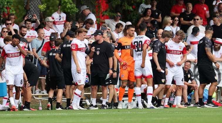 2026.08.01, Deutschland, Stuttgart, Fußball VfB Stuttgart vs. Paris FC, Trainer Sebastian Hoeneß (VfB, Mitte) im Gesprch mit Finn Jeltsch *** August 1, 2026, Germany, Stuttgart, Soccer: VfB Stuttgart vs. Paris FC; VfB coach Sebastian Hoeneß, center, in conversation with Finn Jeltsch