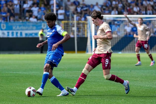 v.li.: Bernardo Fernandes da Silva Junior (Hoffenheim, 13), Moritz Broschinski (KSC, 9), Zweikampf, Spielszene, Duell, duel, tackle, tackling, Dynamik, Action, Aktion, 01.08.2026, Sinsheim (Deutschland), Fussball, Testspiel, TSG 1899 Hoffenheim - Karlsruher SC, DFB DFL REGULATIONS PROHIBIT ANY USE OF PHOTOGRAPHS AS IMAGE SEQUENCES AND OR QUASI-VIDEO. *** From left: Bernardo Fernandes da Silva Junior (Hoffenheim), 13, Moritz Broschinski (KSC), 9, tackle, game scene, duel, tackle, tackling, dynamism, action, 01 08 2026, Sinsheim, Germany, soccer, friendly match, TSG 1899 Hoffenheim vs. Karlsruher SC, DFB and DFL regulations prohibit any use of photographs as image sequences and or quasi-video xozx