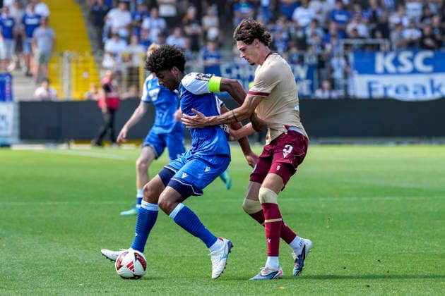 v.li.: Bernardo Fernandes da Silva Junior (Hoffenheim, 13), Moritz Broschinski (KSC, 9), Zweikampf, Spielszene, Duell, duel, tackle, tackling, Dynamik, Action, Aktion, 01.08.2026, Sinsheim (Deutschland), Fussball, Testspiel, TSG 1899 Hoffenheim - Karlsruher SC, DFB DFL REGULATIONS PROHIBIT ANY USE OF PHOTOGRAPHS AS IMAGE SEQUENCES AND OR QUASI-VIDEO. *** From left: Bernardo Fernandes da Silva Junior (Hoffenheim), 13, Moritz Broschinski (KSC), 9, tackle, game scene, duel, tackle, tackling, dynamism, action, 01 08 2026, Sinsheim, Germany, soccer, friendly match, TSG 1899 Hoffenheim vs. Karlsruher SC, DFB and DFL regulations prohibit any use of photographs as image sequences and or quasi-video xozx
