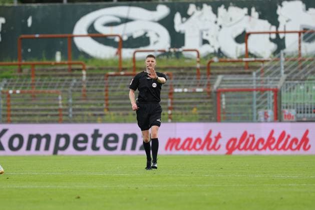 01.08.26, GER, Regionalliga Nord, Fussball, 1. Spieltag, Saison 2026 2027, Dietmar-Scholze-Stadion an der Lohmuehle, VfB Luebeck vs SC Weiche Flensburg Einzelaktion Aktion Ganze Figur Einzeln Freisteller Schiedsrichter Kevin Behrens gibt Handzeichen. Bandenwerbung Kompetenz macht glücklich Foto nordphoto GmbH Tauchnitz Luebeck Dietmar-Scholze-Stadion an der Lohmuehle SH Germany *** August 26, 2026, GER, Regionalliga Nord, Soccer, Matchday 1, 2026–2027 Season, Dietmar Scholze Stadium at the Lohmuehle, VfB Lübeck vs. SC Weiche Flensburg Individual Action Full-Body Shot Single Subject Cutout Referee Kevin Behrens signals with hand gestures Perimeter advertising Competence brings happiness Photo: nordphoto GmbH Tauchnitz Lübeck Dietmar Scholze Stadium an der Lohmuehle SH Germany Copyright: xnordphotoxGmbHx xTauchnitzx