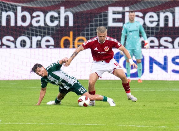 Fußball, Herren, Testspiel, Saison 2026 2027, FC Energie Cottbus - SV Werder Bremen, v.l. Dariusz Stalmach (Werder Bremen), Erik Engelhardt (Energie Cottbus), 01.08. 2026, *** Soccer, Men s, Friendly Match, 2026–2027 Season, FC Energie Cottbus vs. SV Werder Bremen, from left: Dariusz Stalmach (Werder Bremen), Erik Engelhardt (Energie Cottbus), August 1, 2026, Copyright: xSebastianxRäppold MatthiasxKochx
