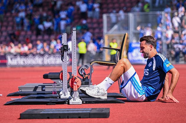 01.08.2026, Fussball, Saison 2026 2027, Testspiel, KSV Hessen Kassel - FC Schalke 04, Kenan Karaman (FC Schalke 04) macht Krafttraining, xRHR-FOTO YYx *** August 1, 2026, Soccer, 2026–2027 Season, Friendly Match, KSV Hessen Kassel vs. FC Schalke 04, Kenan Karaman of FC Schalke 04 doing strength training, xRHR PHOTO YYx Copyright: KROEGER RHR-FOTOx RHR-FOTO YY