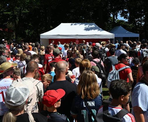 01.08.2026, xophax, Fussball 1.Bundesliga, 1.FC Koeln Saisoneröffnung beim 1.FC Köln am Rhein Energie Stadion. Hype um Said El Mala ( 1.FC Köln ) .Schlange stehen für ein Autogramm und Foto. Köln *** August 1, 2026, xophax, Soccer, Bundesliga 1, 1. FC Köln Season opener for 1. FC Köln at Rhein Energie Stadium Hype surrounding Said El Mala 1. FC Köln Fans line up for autographs and photos Cologne