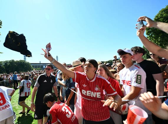 01.08.2026, xophax, Fussball 1.Bundesliga, 1.FC Koeln Saisoneröffnung beim 1.FC Köln am Rhein Energie Stadion. Hype um Said El Mala ( 1.FC Köln ) bei den Fans.Schlange stehen für ein Autogramm und Foto. Köln *** August 1, 2026, xophax, Soccer, Bundesliga 1, 1. FC Köln Season opener for 1. FC Köln at the Rhein Energie Stadium Hype surrounding Said El Mala 1. FC Köln fans line up for autographs and photos Cologne
