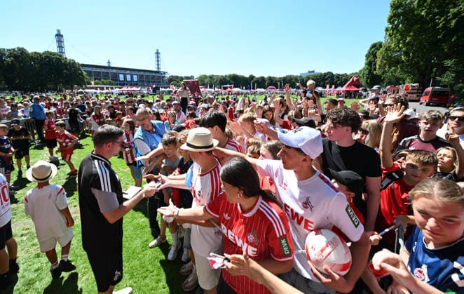 01.08.2026, xophax, Fussball 1.Bundesliga, 1.FC Koeln Saisoneröffnung beim 1.FC Köln am Rhein Energie Stadion. Hype um Said El Mala ( 1.FC Köln ) bei den Fans.Schlange stehen für ein Autogramm und Foto. Köln *** August 1, 2026, xophax, Soccer, Bundesliga 1, 1. FC Köln Season opener for 1. FC Köln at the Rhein Energie Stadium Hype surrounding Said El Mala 1. FC Köln fans line up for autographs and photos Cologne