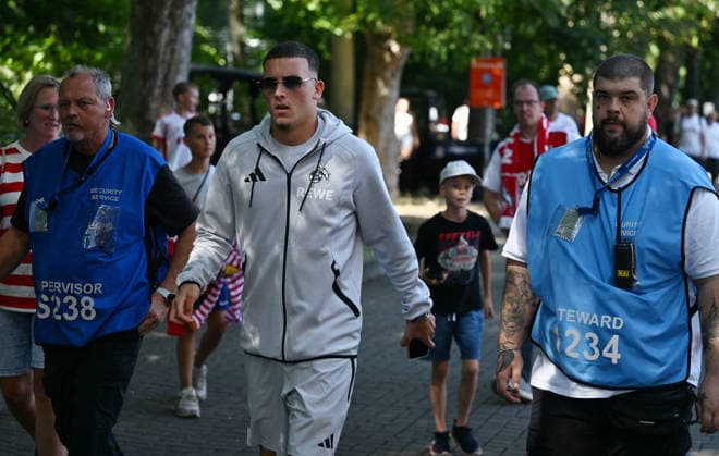 01.08.2026, xophax, Fussball 1.Bundesliga, 1.FC Koeln Saisoneröffnung beim 1.FC Köln am Rhein Energie Stadion. Hype um Said El Mala ( 1.FC Köln ) bei den Fans. Said El Mala bewacht und geschützt von Security Köln *** August 1, 2026, xophax, Soccer, Bundesliga 1, 1. FC Köln Season opener for 1. FC Köln at the Rhein Energie Stadium Hype surrounding Said El Mala 1. FC Köln fans: Said El Mala guarded and protected by security in Cologne