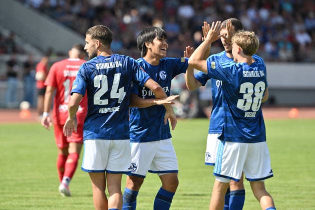 Jubel 0:5, Adil Aouchiche (FC Schalke 04), Torschütze Satoshi Tanaka (FC Schalke 04), Ron Schallenberg (FC Schalke 04), Luca Vozar (FC Schalke 04) 01.08.2026, Fussball, Saison 2026 2027, Testspiel, KSV Hessen Kassel - FC Schalke 04 Kassel Auestadion Deutschland *** Celebration 0 5, Adil Aouchiche (FC Schalke 04), Goal Scorer Satoshi Tanaka (FC Schalke 04), Ron Schallenberg (FC Schalke 04), Luca Vozar (FC Schalke 04) January 8, 2026, Soccer, 2026–2027 season, Friendly match, KSV Hessen Kassel vs. FC Schalke 04, Auestadion, Kassel, Germany Team2