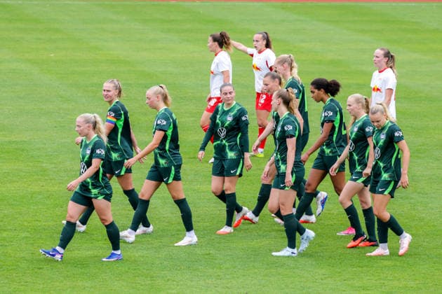 01.08.2026, xgrfx, Fussball Testspiel Frauen , RB Leipzig - VfL Wolfsburg v.l. Tor, Ella Peddemors zum 0:1 (VfL Wolfsburg) (DFL DFB REGULATIONS PROHIBIT ANY USE OF PHOTOGRAPHS as IMAGE SEQUENCES and or QUASI-VIDEO) Leipzig *** August 1, 2026, xgrfx, Women s Soccer Friendly Match, RB Leipzig vs. VfL Wolfsburg, Goal, Ella Peddemors, 0–1 VfL Wolfsburg. DFL and DFB regulations prohibit any use of photographs as image sequences and or quasi-video. Leipzig