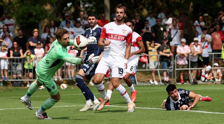 2026.08.01, Deutschland, Stuttgart, Fußball VfB Stuttgart vs. Paris FC, v.l. Kvin Trapp (Paris), Pierre Less-Melou (Paris), Jovan Milosevic (VfB), Thibault De Smet (Paris) *** August 1, 2026, Germany, Stuttgart, Soccer: VfB Stuttgart vs. Paris FC; from left: Kvin Trapp (Paris), Pierre Less Melou (Paris), Jovan Milosevic (VfB), Thibault De Smet (Paris)