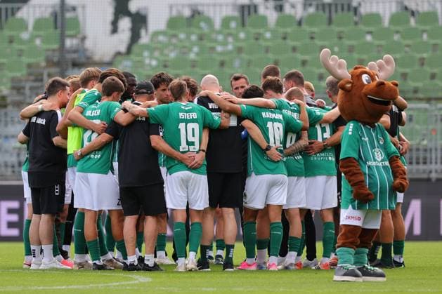 01.08.26, GER, Regionalliga Nord, Fussball, 1. Spieltag, Saison 2026 2027, Dietmar-Scholze-Stadion an der Lohmuehle, VfB Luebeck vs SC Weiche Flensburg Spielende Endstand 1:1. Schlusskreis VfB Lübeck VfB Luebeck mit Maskottchen Tore der Elch (VfB Luebeck) Foto nordphoto GmbH Tauchnitz Luebeck Dietmar-Scholze-Stadion an der Lohmuehle SH Germany *** August 26, 2026, GER, Regionalliga Nord, Soccer, Matchday 1, 2026–2027 Season, Dietmar Scholze Stadium at the Lohmuehle, VfB Lübeck vs. SC Weiche Flensburg, Final Score 1–1, Post-match circle, VfB Lübeck, VfB Lübeck with mascot, Goals by the Moose, VfB Lübeck, Photo: nordphoto GmbH, Tauchnitz, Lübeck, Dietmar Scholze Stadium an der Lohmühle, SH, Germany Copyright: xnordphotoxGmbHx xTauchnitzx