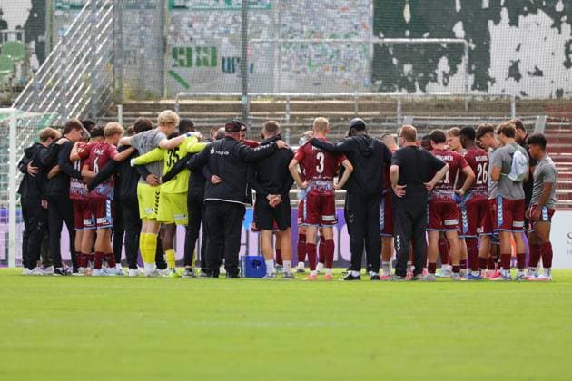 01.08.26, GER, Regionalliga Nord, Fussball, 1. Spieltag, Saison 2026 2027, Dietmar-Scholze-Stadion an der Lohmuehle, VfB Luebeck vs SC Weiche Flensburg Spielende Endstand 1:1. Schlusskreis SC Weiche Flensburg 08 Foto nordphoto GmbH Tauchnitz Luebeck Dietmar-Scholze-Stadion an der Lohmuehle SH Germany *** August 26, 2026, GER, Regionalliga Nord, Soccer, Matchday 1, 2026–2027 Season, Dietmar Scholze Stadium at the Lohmühle, VfB Lübeck vs. SC Weiche Flensburg, Final Score 1–1, SC Weiche Flensburg 08 celebration circle, Photo: nordphoto GmbH, Tauchnitz, Lübeck, Dietmar Scholze Stadium at the Lohmühle, SH, Germany Copyright: xnordphotoxGmbHx xTauchnitzx