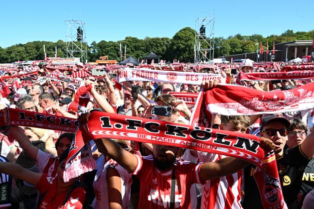 01.08.2026, xophax, Fussball 1.Bundesliga, 1.FC Koeln Saisoneröffnung beim 1.FC Köln am Rhein Energie Stadion. Hype um Said El Mala ( 1.FC Köln ) bei den Fans. Fans an der FC Bühne. Köln *** August 1, 2026, xophax, Soccer, Bundesliga 1, 1. FC Köln Season Opener at 1. FC Köln’s Rhein Energie Stadium Hype Surrounding Said El Mala 1. FC Köln Among the Fans Fans at the FC Bühne Köln