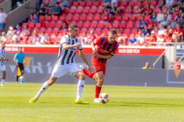 Heidenheim, Deutschland 01. August 2026: Testspiel - 2026 2027 - 1. FC Heidenheim 1846 gegen FC Ingolstadt 04 Im Bild: v. li. im Zweikampf Ognjen Drakulic (FCI) und Patrick Mainka (FCH) Voith-Arena Bayern *** Heidenheim, Germany, August 1, 2026; Friendly Match 2026–2027: 1 FC Heidenheim 1846 vs. FC Ingolstadt 04. Pictured, from left, in a tackle: Ognjen Drakulic (FCI) and Patrick Mainka (FCH); Voith Arena, Bavaria Copyright: xFotostandx xSchäferx