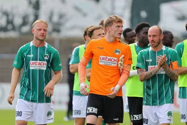 01.08.26, GER, Regionalliga Nord, Fussball, 1. Spieltag, Saison 2026 2027, Dietmar-Scholze-Stadion an der Lohmuehle, VfB Luebeck vs SC Weiche Flensburg Spielende Endstand 1:1. Dank an die Fans nach dem Spiel Tom Kankowski (VfB Luebeck 08) Torwart Finn Böhmker Finn Boehmker (VfB Luebeck 01) Marvin Thiel (VfB Luebeck 13) Foto nordphoto GmbH Tauchnitz Luebeck Dietmar-Scholze-Stadion an der Lohmuehle SH Germany *** August 26, 2001, GER, Regionalliga Nord, Soccer, Matchday 1, 2026–2027 Season, Dietmar Scholze Stadium at the Lohmuehle, VfB Lübeck vs. SC Weiche Flensburg Final Score: 1–1 Thanks to the fans after the game Tom Kankowski VfB Lübeck 08 Goalkeeper Finn Böhmker Finn Boehmker VfB Lübeck 01 Marvin Thiel VfB Lübeck 13 Photo: nordphoto GmbH Tauchnitz, Lübeck; Dietmar Scholze Stadium an der Lohmühle, SH, Germany Copyright: xnordphotoxGmbHx xTauchnitzx