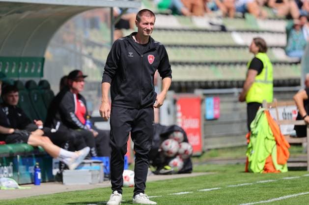 01.08.26, GER, Regionalliga Nord, Fussball, 1. Spieltag, Saison 2026 2027, Dietmar-Scholze-Stadion an der Lohmuehle, VfB Luebeck vs SC Weiche Flensburg Coachingzone Seitenlinie Trainerbereich Technische Zone. Trainer Tim Wulff (SC Weiche Flensburg 08) Foto nordphoto GmbH Tauchnitz Luebeck Dietmar-Scholze-Stadion an der Lohmuehle SH Germany *** August 26, 2001, GER, Regionalliga Nord, Soccer, Matchday 1, 2026–2027 Season, Dietmar Scholze Stadium at the Lohmühle, VfB Lübeck vs. SC Weiche Flensburg Coaching Zone, Sideline, Coaches’ Area, Technical Zone, Coach Tim Wulff, SC Weiche Flensburg 08, Photo: nordphoto GmbH, Tauchnitz, Lübeck, Dietmar Scholze Stadium at the Lohmühle, SH, Germany Copyright: xnordphotoxGmbHx xTauchnitzx