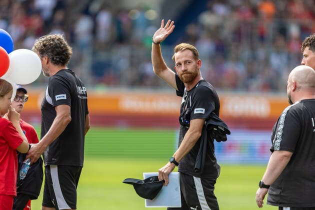 Marc Schnatterer (1.FC Heidenheim, Co-Trainer) winkt den Fans, GER, 1. FC Heidenheim vs. FC Ingolstadt, Fußball, Max-Liebhaber-Pokal, 2026 2027, 01.08.2026, DFL DFB REGULATIONS PROHIBIT ANY USE OF PHOTOGRAPHS AS IMAGE SEQUENCES AND OR QUASI-VIDEO, GER, 1. FC Heidenheim vs. FC Ingolstadt, Fußball, Max-Liebhaber-Pokal, 2026 2027, 01.08.2026 Heidenheim *** Marc Schnatterer, 1. FC Heidenheim, assistant coach, waves to the fans, GER, 1. FC Heidenheim vs. FC Ingolstadt, soccer, Max Liebhaber Cup, 2026–2027, August 1, 2026, DFL and DFB regulations prohibit any use of photographs as image sequences and or quasi-video, GER, 1 FC Heidenheim vs. FC Ingolstadt, soccer, Max Liebhaber Cup, 2026–2027, August 1, 2026, Heidenheim Copyright: xEibner-Pressefoto JanixPlessx EP_JPL
