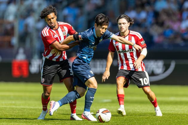 Sam McCallum (Sheffield United FC) und Koji Miyoshi (VfL Bochum) battle for the ball during the pre-season friendly match between VfL Bochum and Sheffield United at Vonovia Ruhrstadion on August 1, 2026 in Bochum, Germany. (Photo by Mario Hommes DeFodi Images) - *** Sam McCallum of Sheffield United FC and Koji Miyoshi of VfL Bochum battle for the ball during the preseason friendly match between VfL Bochum and Sheffield United at Vonovia Ruhrstadion on August 1, 2026, in Bochum, Germany. Photo by Mario Hommes, DeFodi Images