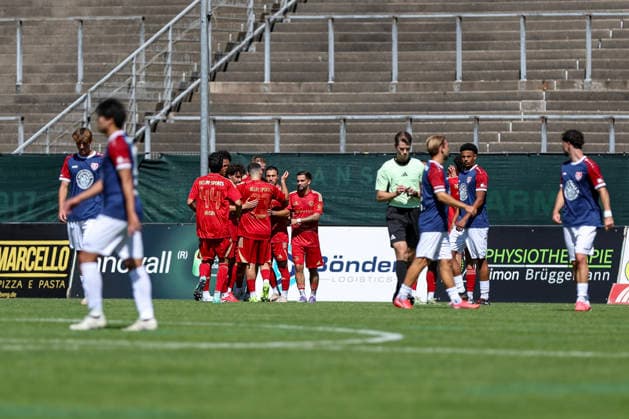 01.08.2026, GER, Fussball, Herren, Testspiel, Saison 2026 2027, KFC Uerdingen - Delay Sports Sky Vincent Tloczynski Torjubel, jubelt mit seiner Mannschaft nach dem Treffer zum 0:1 Krefeld Grotenburg-Stadion Nordrhein-Westfalen Deutschland *** August 1, 2026, GER, Soccer, Men s, Friendly Match, 2026–2027 Season, KFC Uerdingen, Delay Sports, Sky, Vincent Tloczynski, goal celebration; celebrating with his team after scoring the 0–1 goal at Krefeld’s Grotenburg Stadium in North Rhine-Westphalia, Germany Copyright: xAdrianxSchlüterx