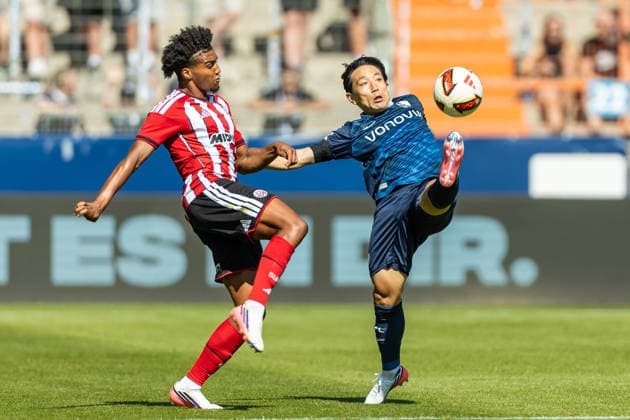 Sam McCallum (Sheffield United FC) und Koji Miyoshi (VfL Bochum) battle for the ball during the pre-season friendly match between VfL Bochum and Sheffield United at Vonovia Ruhrstadion on August 1, 2026 in Bochum, Germany. (Photo by Mario Hommes DeFodi Images) - *** Sam McCallum of Sheffield United FC and Koji Miyoshi of VfL Bochum battle for the ball during the preseason friendly match between VfL Bochum and Sheffield United at Vonovia Ruhrstadion on August 1, 2026, in Bochum, Germany. Photo by Mario Hommes, DeFodi Images