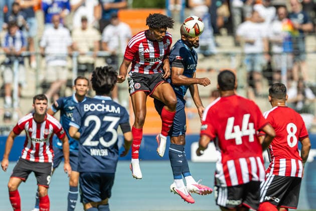 Sam McCallum (Sheffield United FC) und Jean Manuel Mbom (VfL Bochum) battle for the ball during the pre-season friendly match between VfL Bochum and Sheffield United at Vonovia Ruhrstadion on August 1, 2026 in Bochum, Germany. (Photo by Mario Hommes DeFodi Images) - *** Sam McCallum of Sheffield United FC and Jean Manuel Mbom of VfL Bochum battle for the ball during the preseason friendly match between VfL Bochum and Sheffield United at Vonovia Ruhrstadion on August 1, 2026, in Bochum, Germany. Photo by Mario Hommes, DeFodi Images