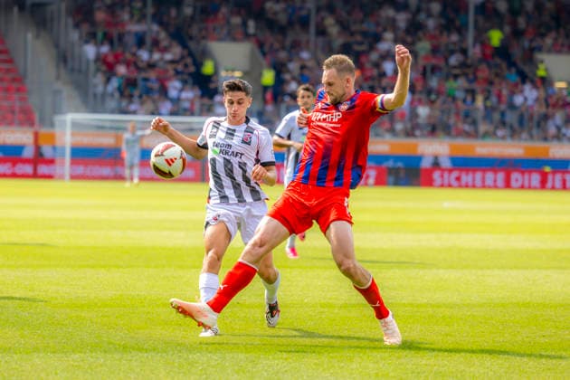 Heidenheim, Deutschland 01. August 2026: Testspiel - 2026 2027 - 1. FC Heidenheim 1846 gegen FC Ingolstadt 04 Im Bild: v. li. im Zweikampf Emre Gül Guel (FCI) und Tim Siersleben (FCH) Voith-Arena Bayern *** Heidenheim, Germany, August 1, 2026; Friendly Match 2026–2027: 1. FC Heidenheim 1846 vs. FC Ingolstadt 04. Pictured, from left, in a tackle: Emre Gül Guel (FCI) and Tim Siersleben (FCH); Voith Arena, Bavaria Copyright: xFotostandx xSchäferx