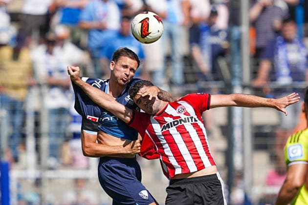 01.08.2026, xydrx, Fußball, Testspiel, VfL Bochum - Sheffield United FC, Saison 2026 2027, Vonovia Ruhrstadion: Michael Steinwender (VfL Bochum, 15) im Zweikampf gegen Thomas Cannon (Sheffield United, 9) DFB regulations prohibit any use of photographs as image sequences and or quasi-video. *** August 1, 2026, xydrx, soccer, friendly match, VfL Bochum vs. Sheffield United FC, 2026–2027 season, Vonovia Ruhrstadion, Michael Steinwender (VfL Bochum), No. 15 in a tackle against Thomas Cannon (Sheffield United), No. 9. DFB regulations prohibit any use of photographs as image sequences and or quasi-video. Copyright: HMBxMedia YannisxDreimann