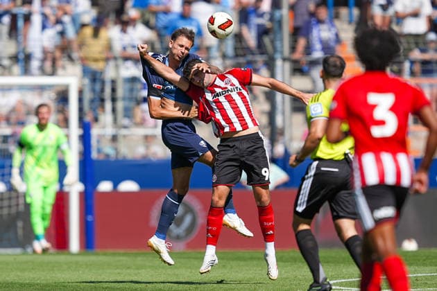 01.08.2026, xydrx, Fußball, Testspiel, VfL Bochum - Sheffield United FC, Saison 2026 2027, Vonovia Ruhrstadion: Michael Steinwender (VfL Bochum, 15) im Zweikampf gegen Thomas Cannon (Sheffield United, 9) DFB regulations prohibit any use of photographs as image sequences and or quasi-video. *** August 1, 2026, xydrx, soccer, friendly match, VfL Bochum vs. Sheffield United FC, 2026–2027 season, Vonovia Ruhrstadion, Michael Steinwender (VfL Bochum), No. 15 in a tackle against Thomas Cannon (Sheffield United), No. 9. DFB regulations prohibit any use of photographs as image sequences and or quasi-video. Copyright: HMBxMedia YannisxDreimann