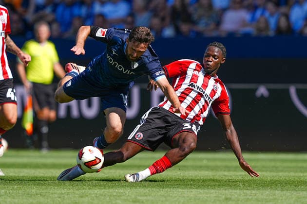 01.08.2026, xydrx, Fußball, Testspiel, VfL Bochum - Sheffield United FC, Saison 2026 2027, Vonovia Ruhrstadion: Berkan Taz (VfL Bochum, 10) im Zweikampf gegen Oluwafemi Seriki (Sheffield United, 38) DFB regulations prohibit any use of photographs as image sequences and or quasi-video. *** August 1, 2026, xydrx, soccer, friendly match, VfL Bochum vs. Sheffield United FC, 2026–2027 season, Vonovia Ruhrstadion, Berkan Taz (VfL Bochum), No. 10 in a tackle against Oluwafemi Seriki (Sheffield United), 38. DFB regulations prohibit any use of photographs as image sequences and or quasi-video. Copyright: HMBxMedia YannisxDreimann