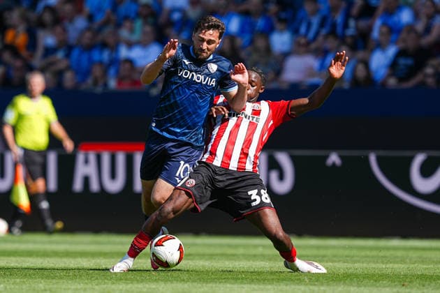 01.08.2026, xydrx, Fußball, Testspiel, VfL Bochum - Sheffield United FC, Saison 2026 2027, Vonovia Ruhrstadion: Berkan Taz (VfL Bochum, 10) im Zweikampf gegen Oluwafemi Seriki (Sheffield United, 38) DFB regulations prohibit any use of photographs as image sequences and or quasi-video. *** August 1, 2026, xydrx, soccer, friendly match, VfL Bochum vs. Sheffield United FC, 2026–2027 season, Vonovia Ruhrstadion, Berkan Taz (VfL Bochum), No. 10 in a tackle against Oluwafemi Seriki (Sheffield United), 38. DFB regulations prohibit any use of photographs as image sequences and or quasi-video. Copyright: HMBxMedia YannisxDreimann