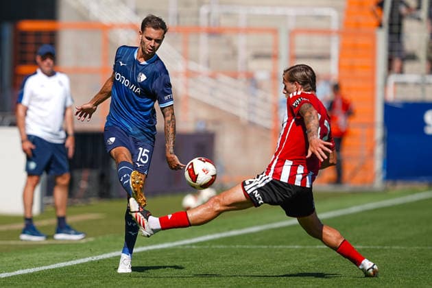 01.08.2026, xydrx, Fußball, Testspiel, VfL Bochum - Sheffield United FC, Saison 2026 2027, Vonovia Ruhrstadion: Michael Steinwender (VfL Bochum, 15) im Zweikampf gegen Sydie Peck (Sheffield United, 42) DFB regulations prohibit any use of photographs as image sequences and or quasi-video. *** August 1, 2026, xydrx, soccer, friendly match, VfL Bochum vs. Sheffield United FC, 2026–2027 season, Vonovia Ruhrstadion, Michael Steinwender (VfL Bochum), No. 15 in a tackle against Sydie Peck (Sheffield United), No. 42. DFB regulations prohibit any use of photographs as image sequences and or quasi-video. Copyright: HMBxMedia YannisxDreimann
