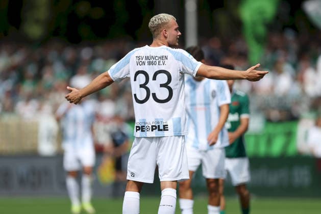 01.08.2026, Herren, Fussball, Saison 2026 2027, Regionalliga Bayern, 2. Spieltag: 1. FC Schweinfurt 1905 - TSV 1860 Muenchen Lasse Faßmann ( 33, TSV 1860 München) hadert Schweinfurt Sachs-Stadion Bayern Deutschland *** August 1, 2026, Men s, Soccer, 2026–2027 season, Bavarian Regional League, Matchday 2: 1 FC Schweinfurt 1905 vs. TSV 1860 Munich; Lasse Faßmann 33; TSV 1860 Munich struggles; Schweinfurt; Sachs Stadium; Bavaria, Germany