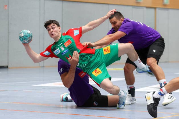 01.08.2026, xtgx, Handball - Testspiel SC Magdeburg - Corotop Gwardia Opole emspor, v.l. Tim Thielicke (Magdeburg, 8) zweikampf, Duell, Kampf, tackle Ilsenburg *** August 1, 2026, xtgx, Handball Friendly Match: SC Magdeburg vs. Corotop Gwardia Opole, emspor, from left: Tim Thielicke (Magdeburg), 8th tackle, duel, battle, tackle, Ilsenburg