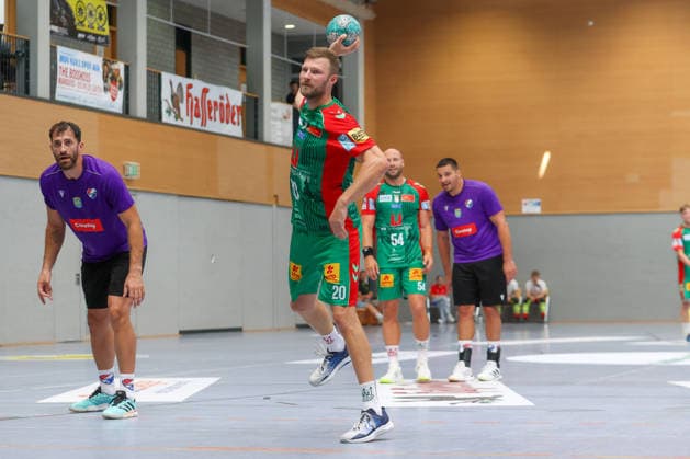 01.08.2026, xtgx, Handball - Testspiel SC Magdeburg - Corotop Gwardia Opole emspor, v.l. Philipp Weber (Magdeburg, 20) beim Siebenmeter Ilsenburg *** August 1, 2026, xtgx, Handball Friendly Match: SC Magdeburg vs. Corotop Gwardia Opole (emspor), from left: Philipp Weber (Magdeburg), 20 during a penalty throw by Ilsenburg