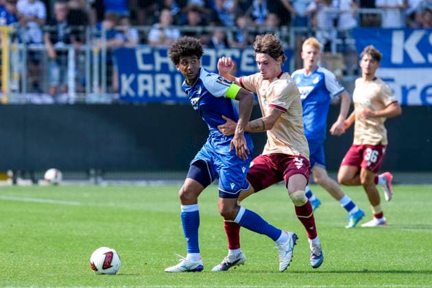 v.li.: Bernardo Fernandes da Silva Junior (Hoffenheim, 13), Moritz Broschinski (KSC, 9), Zweikampf, Spielszene, Duell, duel, tackle, tackling, Dynamik, Action, Aktion, 01.08.2026, Sinsheim (Deutschland), Fussball, Testspiel, TSG 1899 Hoffenheim - Karlsruher SC, DFB DFL REGULATIONS PROHIBIT ANY USE OF PHOTOGRAPHS AS IMAGE SEQUENCES AND OR QUASI-VIDEO. *** From left: Bernardo Fernandes da Silva Junior (Hoffenheim), 13, Moritz Broschinski (KSC), 9, tackle, game scene, duel, tackle, tackling, dynamism, action, 01 08 2026, Sinsheim, Germany, soccer, friendly match, TSG 1899 Hoffenheim vs. Karlsruher SC, DFB and DFL regulations prohibit any use of photographs as image sequences and or quasi-video xozx