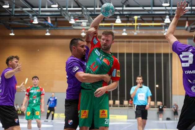 01.08.2026, xtgx, Handball - Testspiel SC Magdeburg - Corotop Gwardia Opole emspor, v.l. Philipp Weber (Magdeburg, 20) Zweikampf, Duell, Kampf, tackle Ilsenburg *** August 1, 2026, xtgx, Handball Friendly Match: SC Magdeburg vs. Corotop Gwardia Opole, emspor, from left: Philipp Weber (Magdeburg), 20: One-on-one, duel, battle, tackle, Ilsenburg