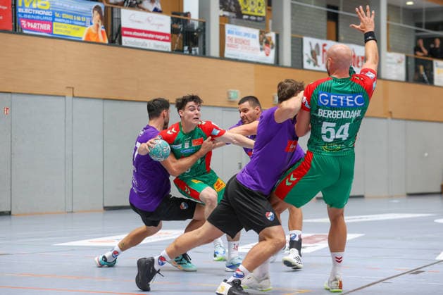 01.08.2026, xtgx, Handball - Testspiel SC Magdeburg - Corotop Gwardia Opole emspor, v.l. Tim Thielicke (Magdeburg, 8) zweikampf, Duell, Kampf, tackle Ilsenburg *** August 1, 2026, xtgx, Handball Friendly Match: SC Magdeburg vs. Corotop Gwardia Opole (emspor), from left: Tim Thielicke (Magdeburg), 8th tackle, duel, battle, tackle, Ilsenburg