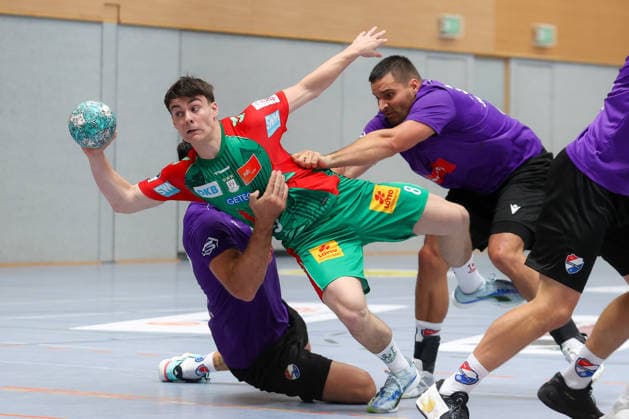 01.08.2026, xtgx, Handball - Testspiel SC Magdeburg - Corotop Gwardia Opole emspor, v.l. Tim Thielicke (Magdeburg, 8) zweikampf, Duell, Kampf, tackle Ilsenburg *** August 1, 2026, xtgx, Handball Friendly Match: SC Magdeburg vs. Corotop Gwardia Opole (emspor), from left: Tim Thielicke (Magdeburg), 8th tackle, duel, battle, tackle, Ilsenburg