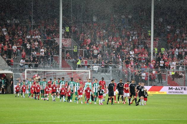Die Mannschaftenbetreten das Feld. Fussball Testspiel 2026 2027 FC Energie Cottbus - SV Werder Bremen *** The teams take the field: 2026-2027 Friendly Soccer Match: FC Energie Cottbus vs. SV Werder Bremen